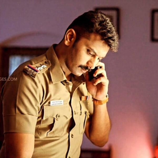 Arulnithi with fans during a promotional event