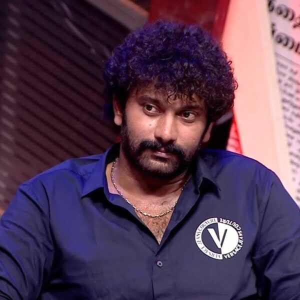 Arulnithi with fans during a promotional event